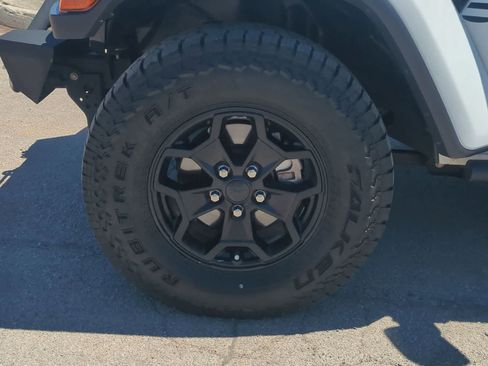 Certified 2021 Jeep Gladiator Sport AWD/4WD image 14