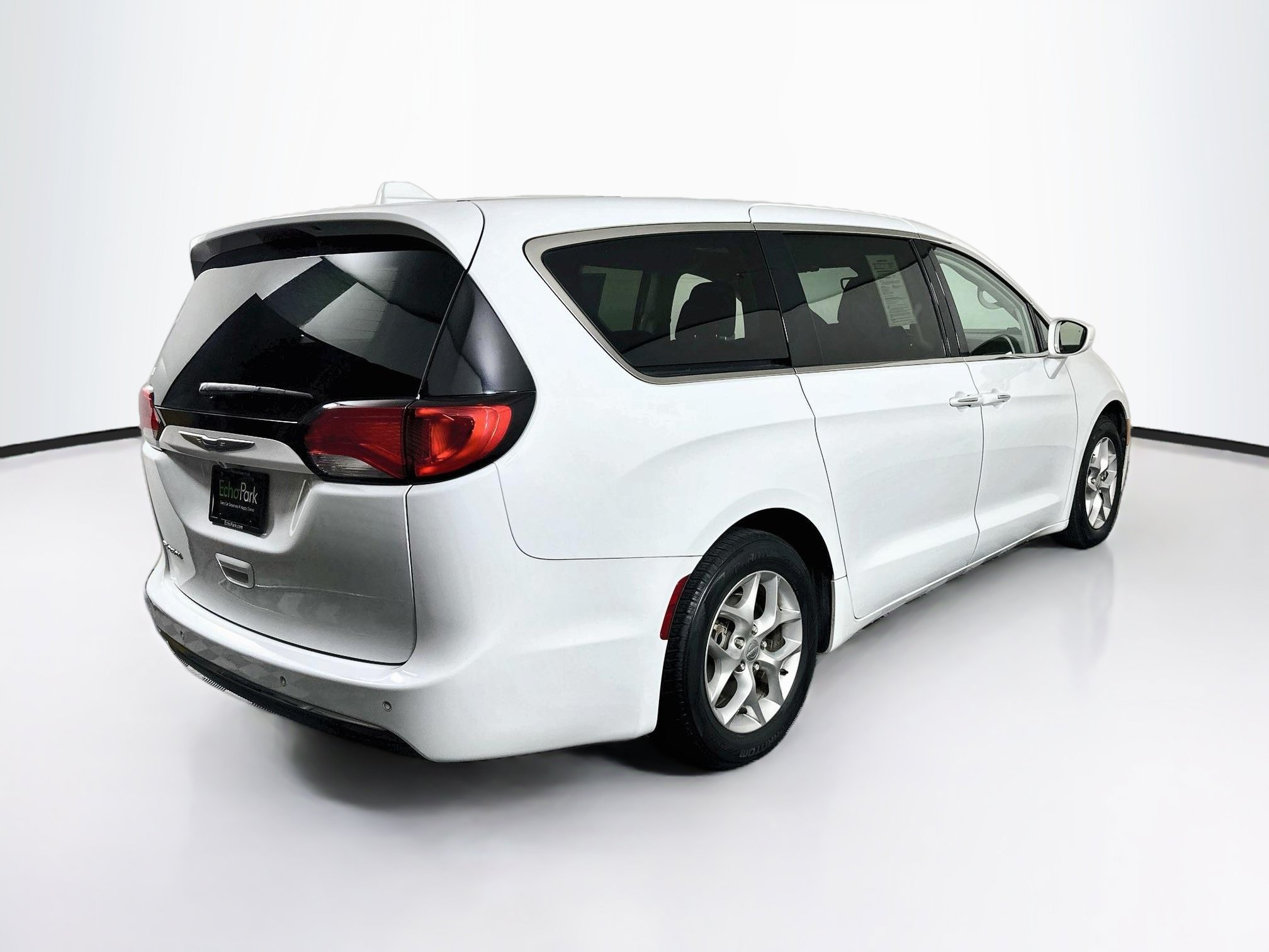 Used 2018 Chrysler Pacifica Touring Plus w/ Tire & Wheel Group FWD image 9