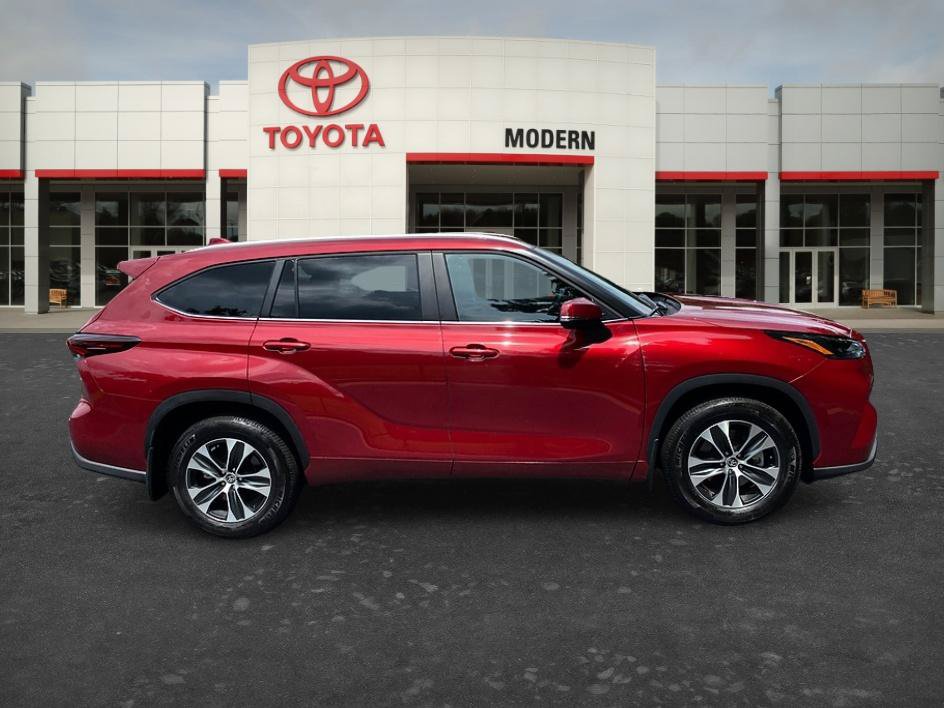 Certified 2026 Toyota Highlander XLE AWD/4WD image 4
