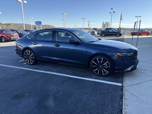 Used 2023 Honda Accord Touring image 2