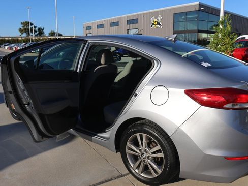 Used 2017 Hyundai Elantra SE image 19