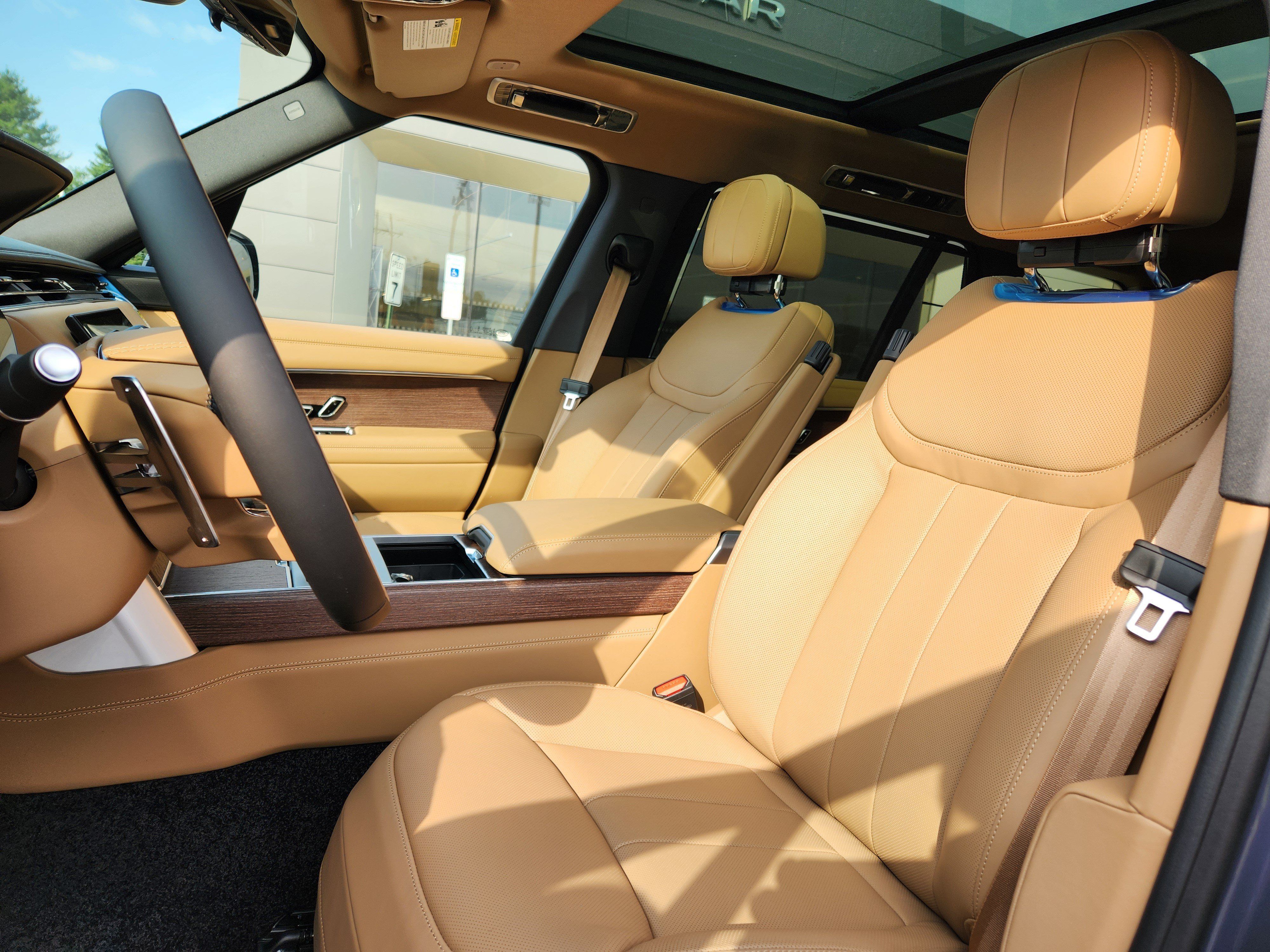 New 2026 Land Rover Range Rover Long Wheelbase SE AWD/4WD image 8