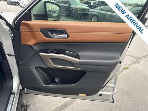 Used 2022 Nissan Pathfinder Platinum AWD/4WD image 10