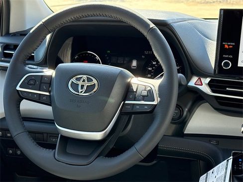 New 2026 Toyota Sienna XLE image 15
