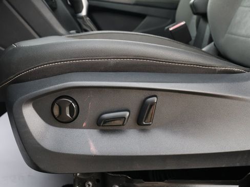 Used 2024 Volkswagen Taos SE image 30