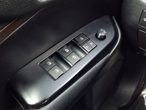 Used 2019 Toyota Highlander LE w/ Carpet Mat Package (TMS) image 16