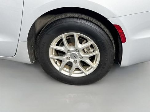 Used 2024 Chrysler Pacifica Touring-L FWD image 30