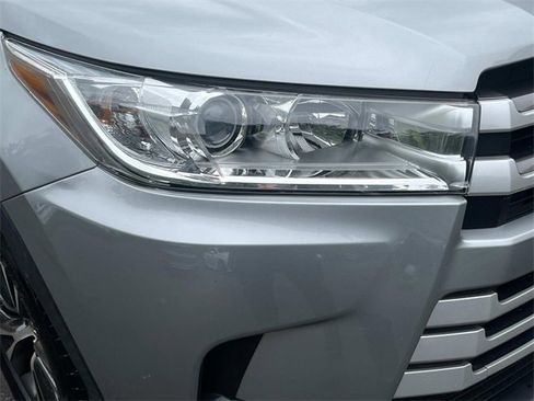 Used 2019 Toyota Highlander LE image 3