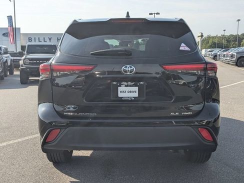Used 2021 Toyota Highlander XLE AWD/4WD image 4