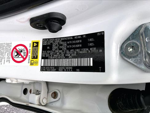 Used 2018 Toyota Highlander LE w/ Carpet Mat Package (TMS) image 61