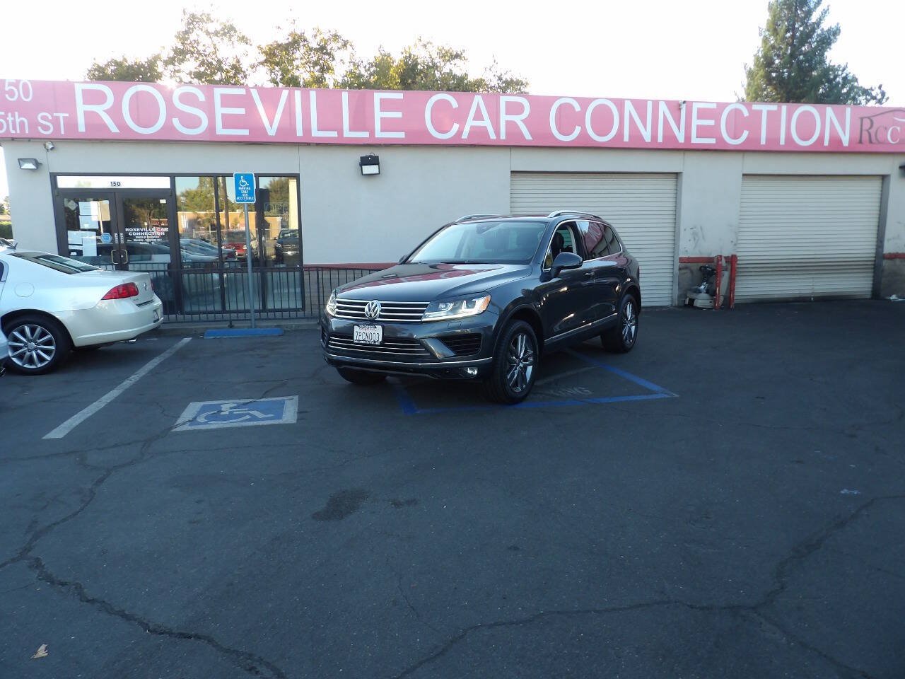 Used 2016 Volkswagen Touareg VR6 AWD/4WD image 1