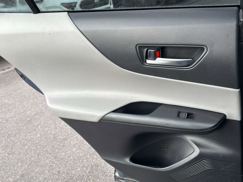 Used 2021 Toyota Venza LE image 15