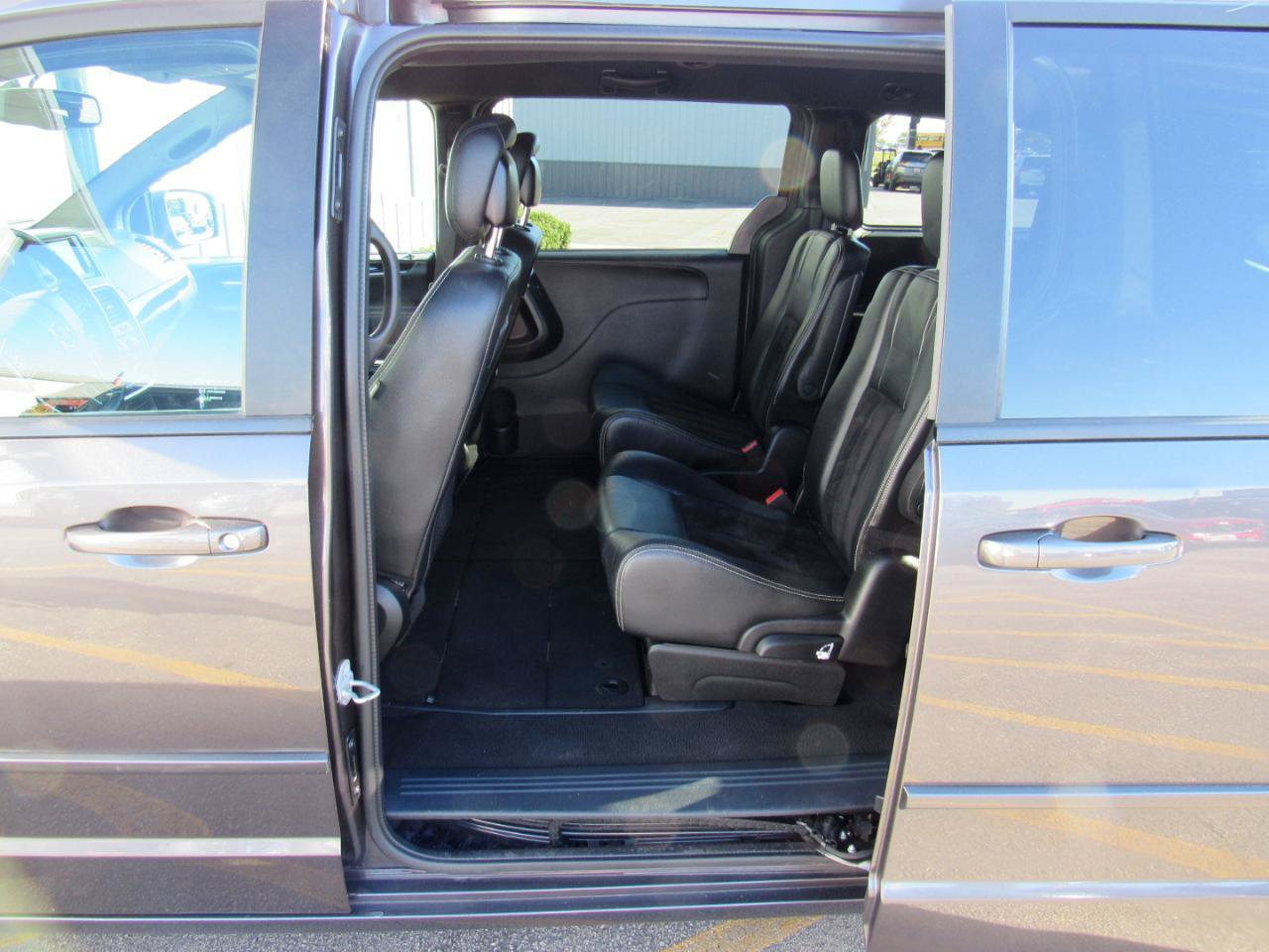 Used 2015 Dodge Grand Caravan SXT FWD image 39