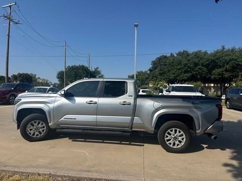 Used 2025 Toyota Tacoma SR5 AWD/4WD image 5
