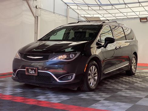 Used 2018 Chrysler Pacifica Touring-L w/ Premium Audio Group image 3