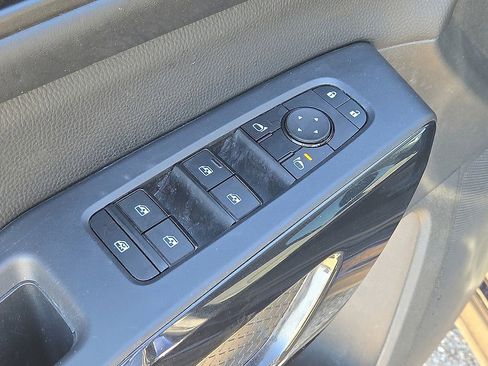 Used 2024 Nissan Pathfinder SV image 20