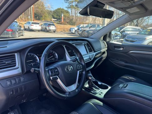 Used 2017 Toyota Highlander SE image 12