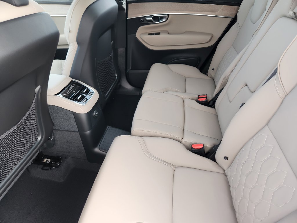 New 2026 Volvo XC90 T8 Plus w/ Protection Package Premier AWD/4WD image 19