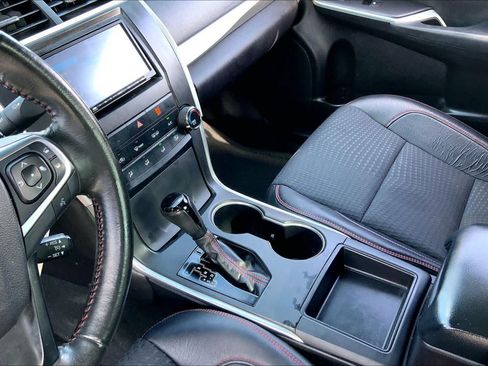 Used 2015 Toyota Camry SE FWD image 16