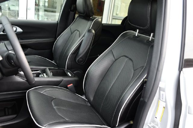 Used 2026 Chrysler Pacifica Limited FWD image 17