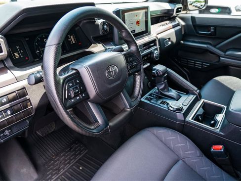 Used 2025 Toyota Tacoma SR5 AWD/4WD image 10