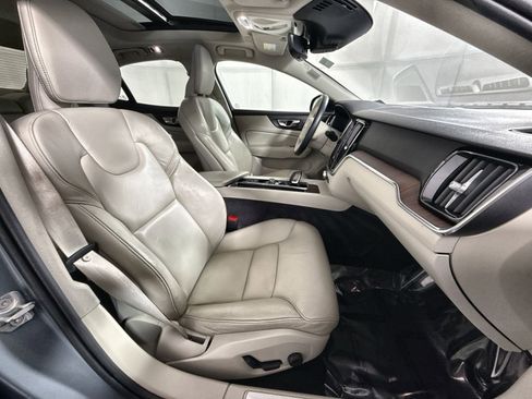 Used 2022 Volvo S60 B5 Momentum w/ Advanced Package image 27