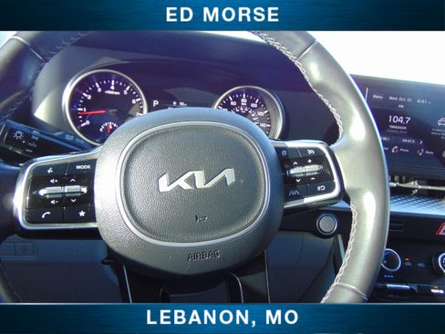 Used 2023 Kia Carnival LX image 31