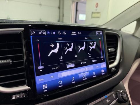 Used 2022 Chrysler Pacifica Touring-L FWD image 20