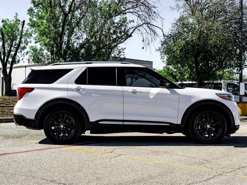 Used 2024 Ford Explorer Limited image 4