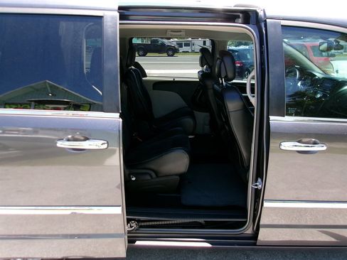 Used 2015 Chrysler Town & Country Limited FWD image 19