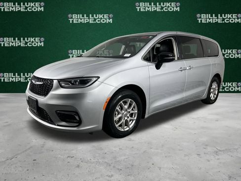 Used 2024 Chrysler Pacifica Touring-L image 4