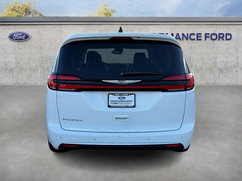 Used 2024 Chrysler Pacifica Touring-L image 6