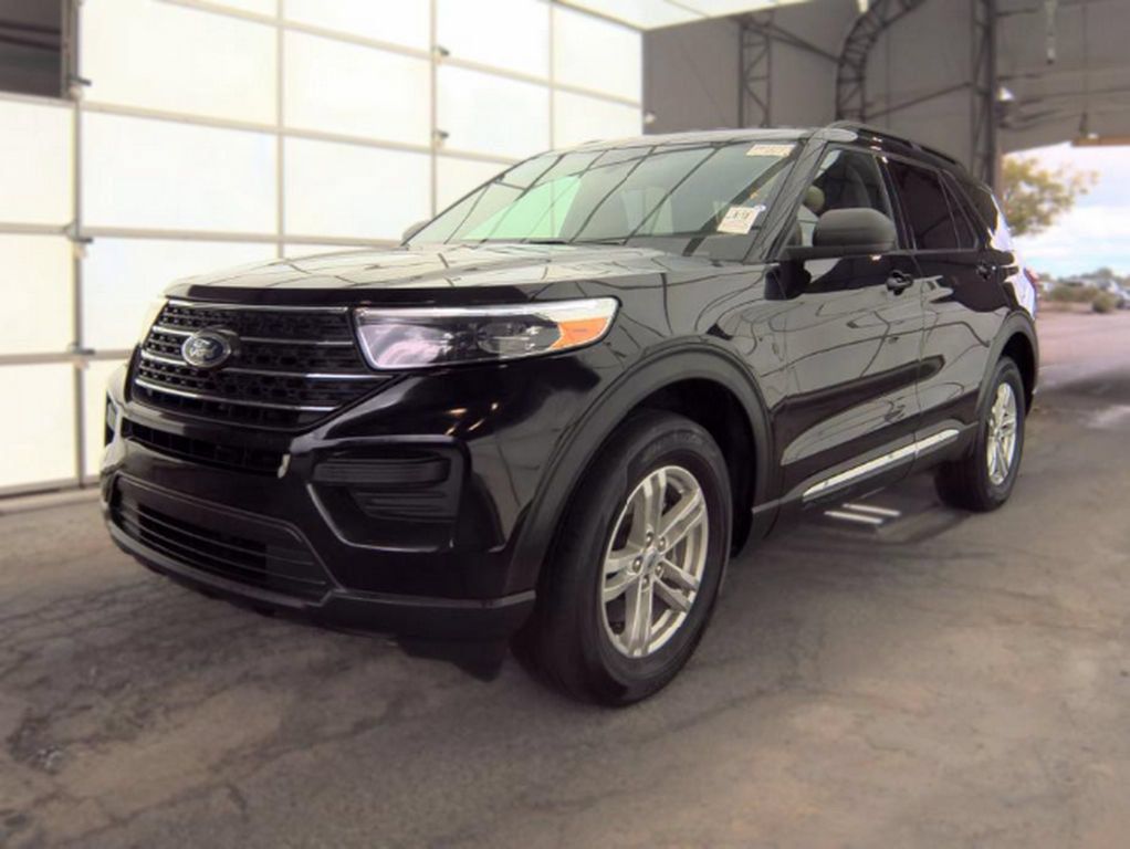 Used 2023 Ford Explorer XLT AWD/4WD image 2