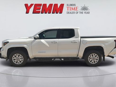 Used 2025 Toyota Tacoma SR5 AWD/4WD image 5
