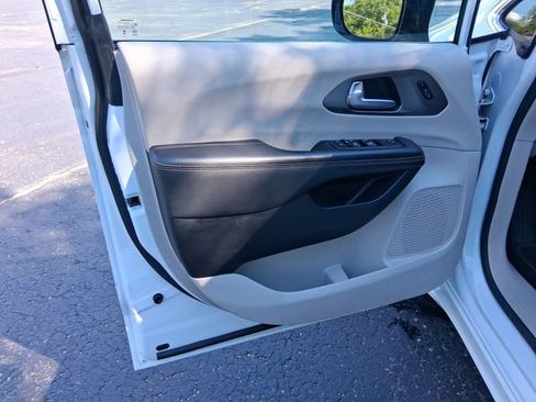 Used 2024 Chrysler Pacifica Touring-L FWD image 9