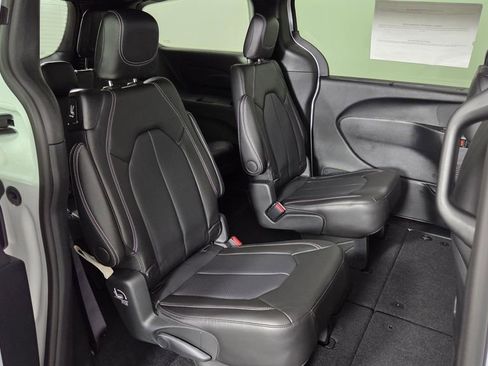 New 2025 Chrysler Pacifica Select w/ Fav Edition Package image 33