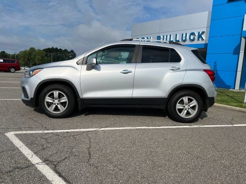 Used 2019 Chevrolet Trax LT FWD image 2