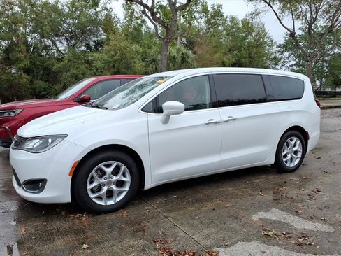 Used 2018 Chrysler Pacifica Touring Plus w/ Tire & Wheel Group image 2