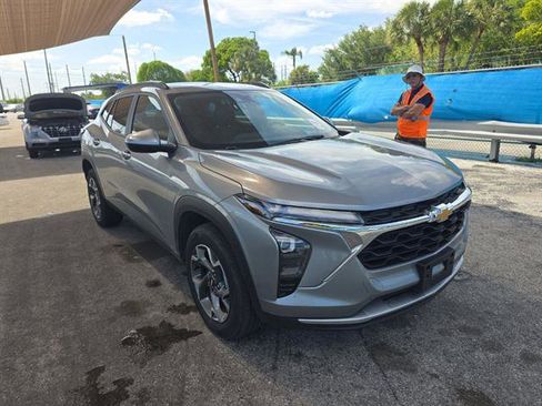 Used 2025 Chevrolet Trax LT w/ LT Convenience Package image 2