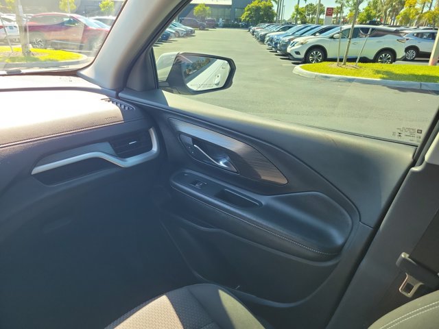 Used 2024 GMC Terrain SLE w/ Driver Convenience Package FWD image 15
