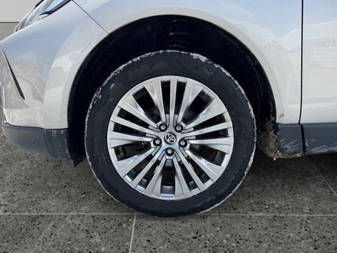 Used 2021 Toyota Venza XLE image 10