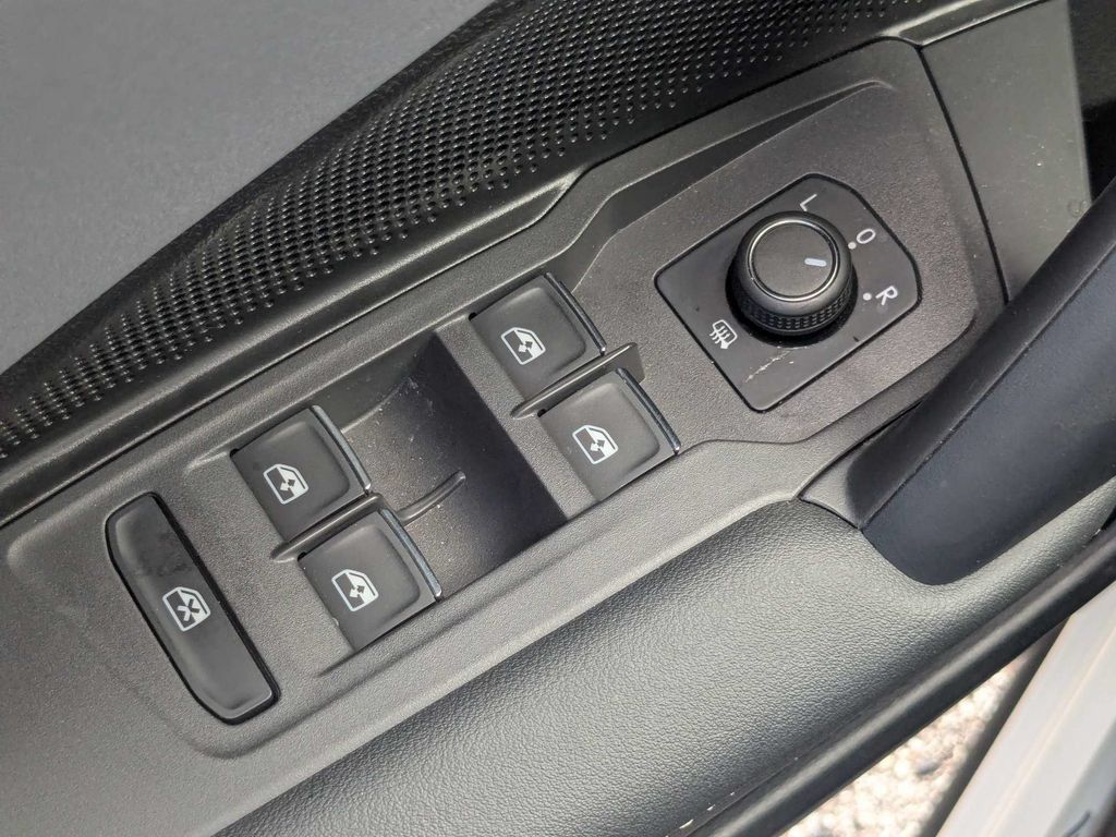 Certified 2025 Volkswagen Tiguan SE R-Line AWD/4WD image 28
