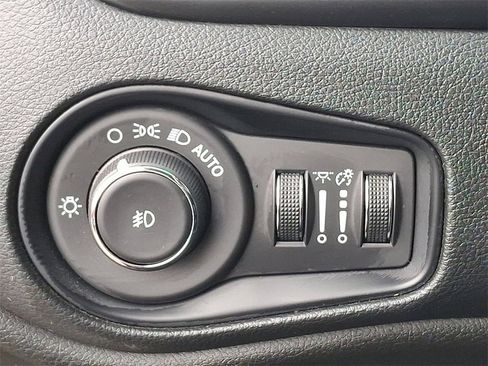 Used 2022 Jeep Renegade Latitude w/ Convenience Group image 27