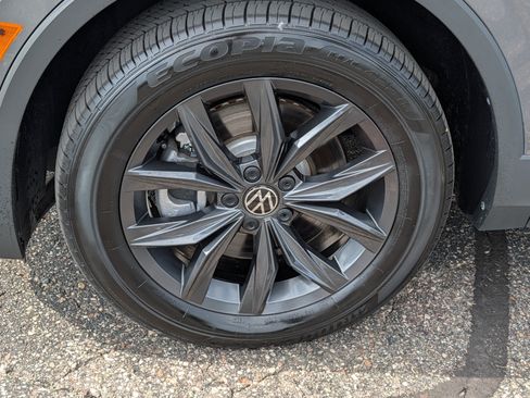 Used 2024 Volkswagen Tiguan SE w/ Panoramic Sunroof Package AWD/4WD image 15