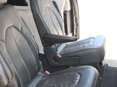 Used 2019 Chrysler Pacifica Touring-L FWD image 16