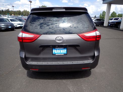 Used 2015 Toyota Sienna L image 4