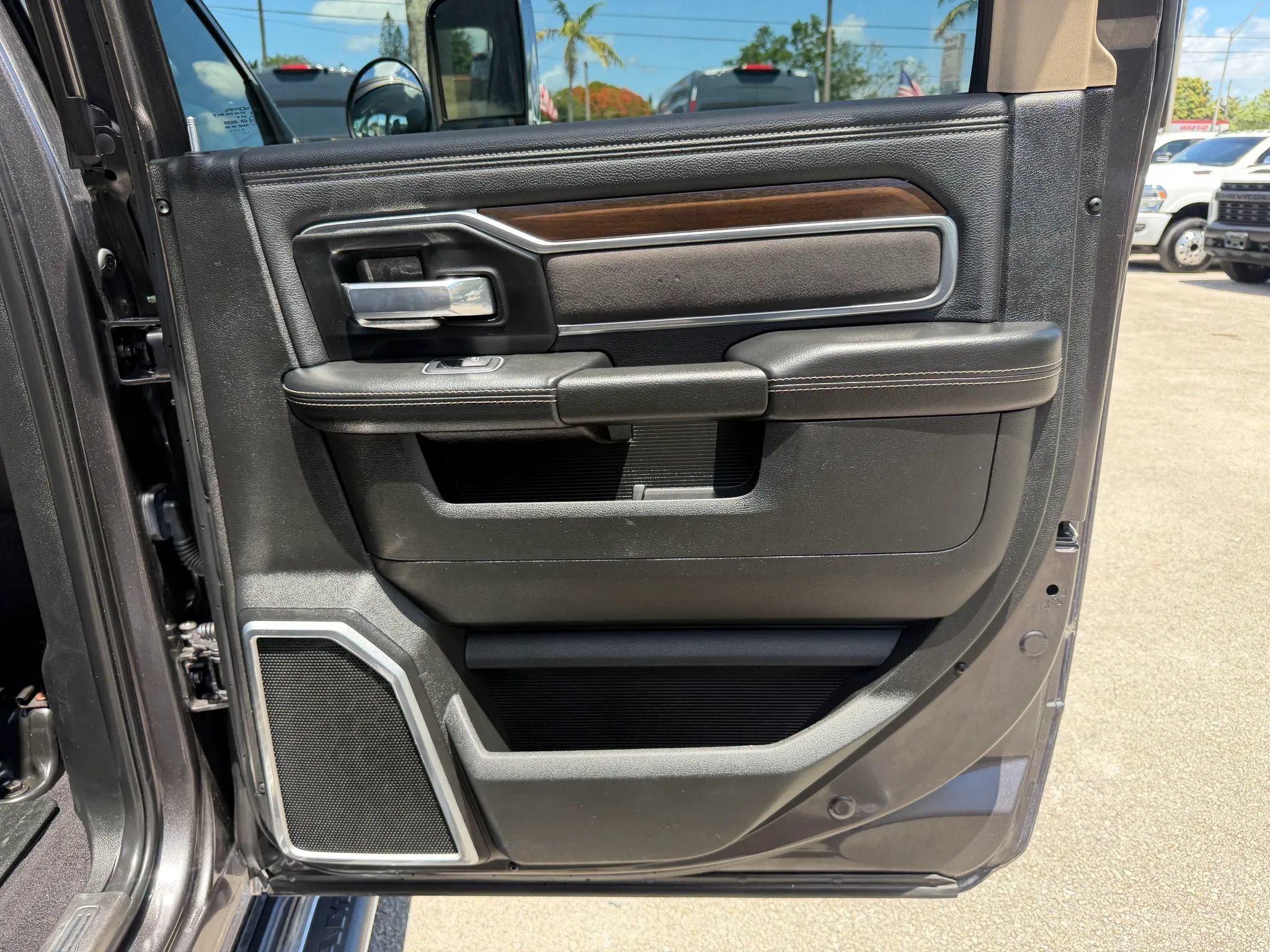 Used 2022 RAM 3500 4x4 Crew Cab Laramie DRW image 17