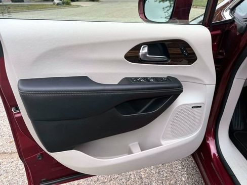 Used 2022 Chrysler Pacifica Limited FWD image 16