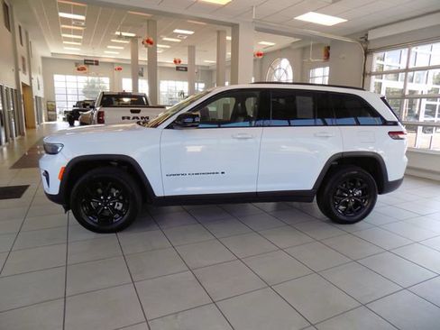 Certified 2024 Jeep Grand Cherokee Altitude RWD image 12