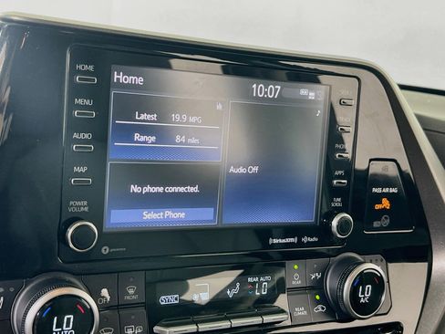 Used 2021 Toyota Highlander XLE AWD/4WD image 14